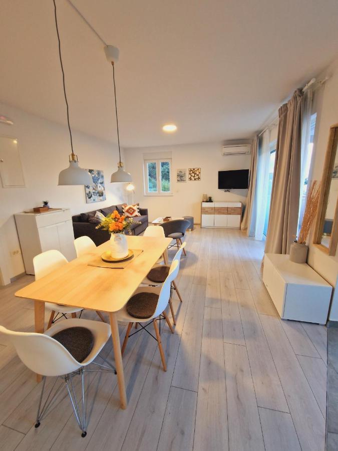 Apartments Nina Rab Town Exterior photo